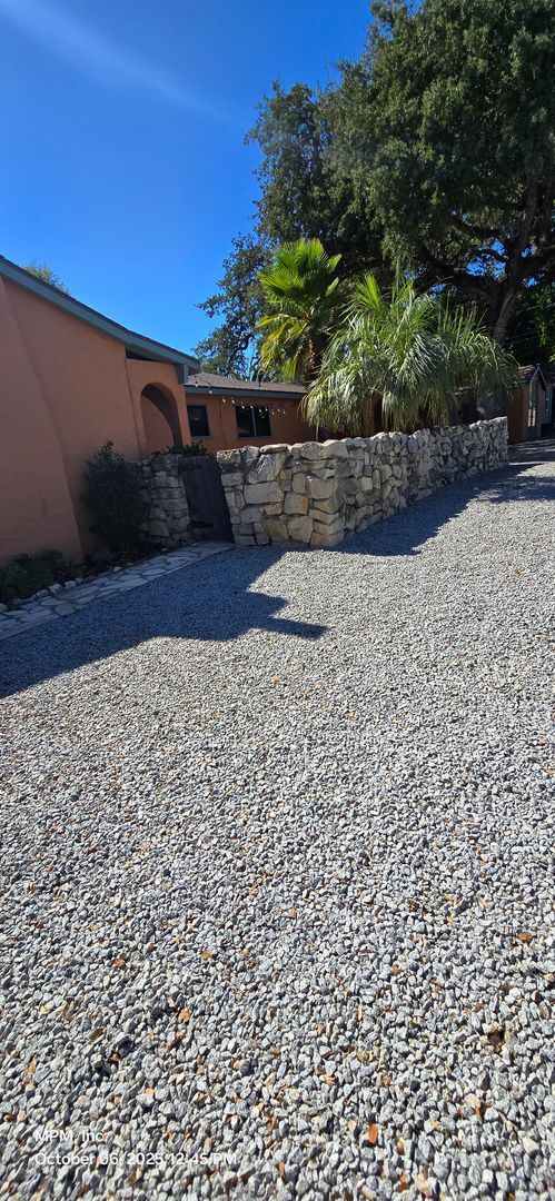 Building Photo - 3 Bedroom 1.5 bath with large basement  and carport.