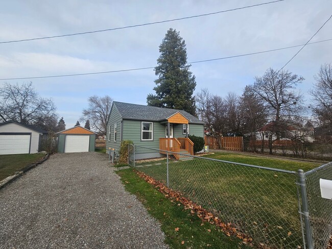 Building Photo - Beautiful Home in the Valley