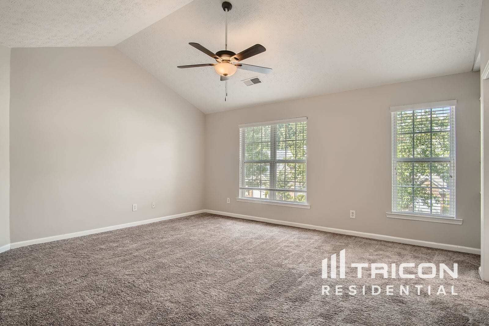Building Photo - 9582 Lakeview Cir