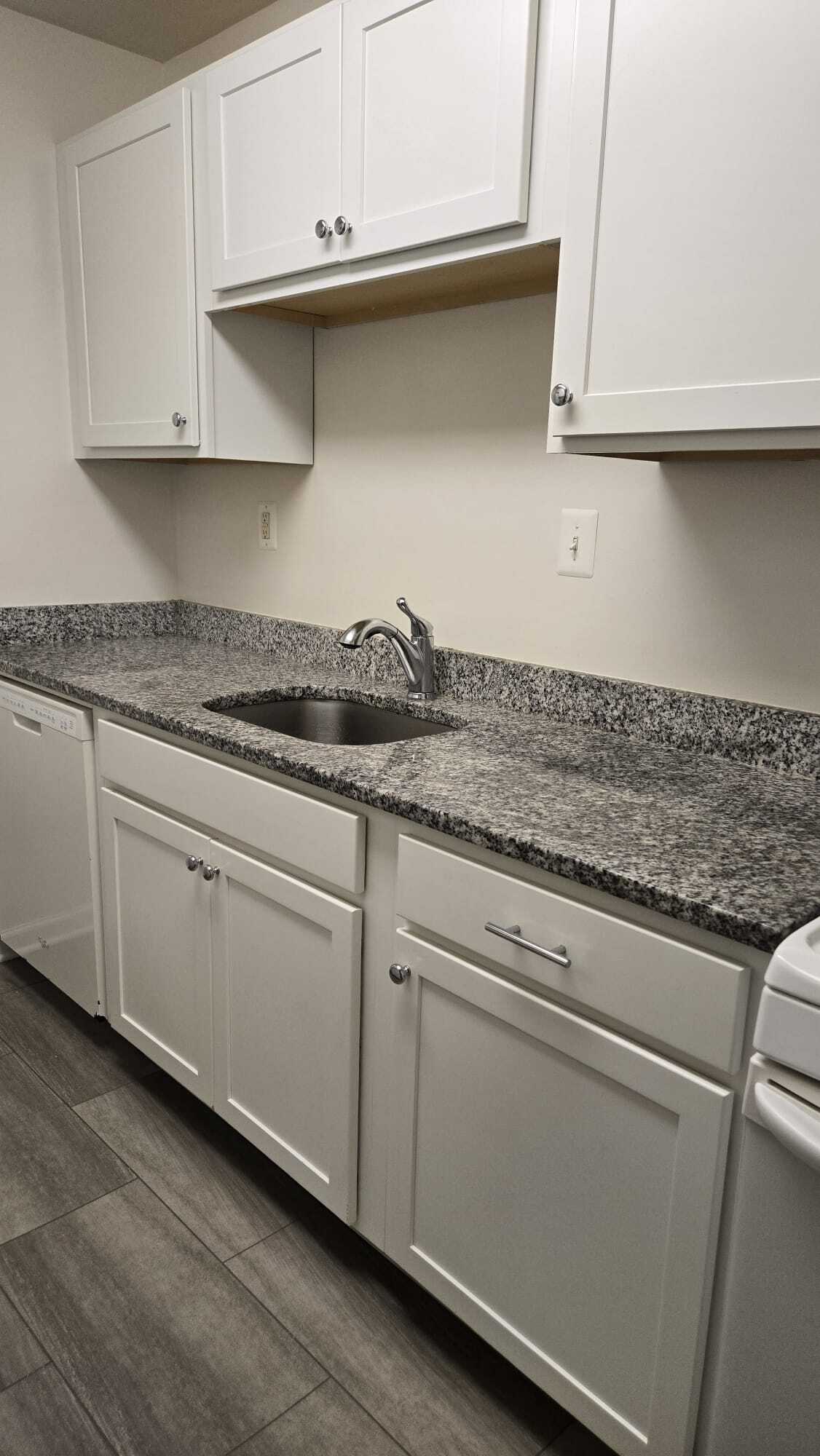 Kitchen countertop - 7505 Riverdale Rd