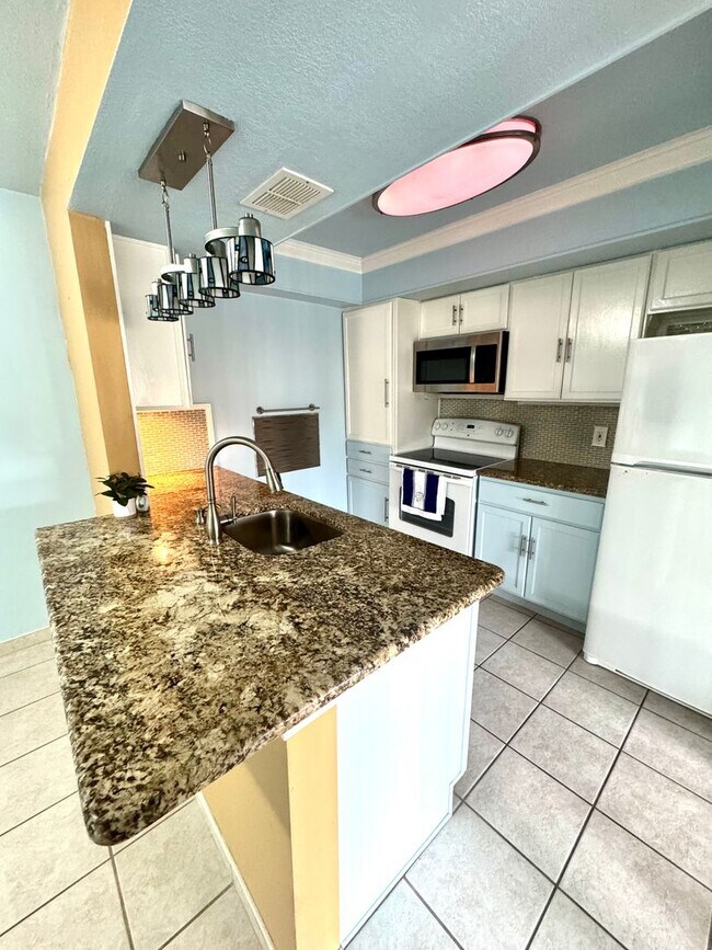 Building Photo - Beautiful 2-bedroom, 1.5-bath condo