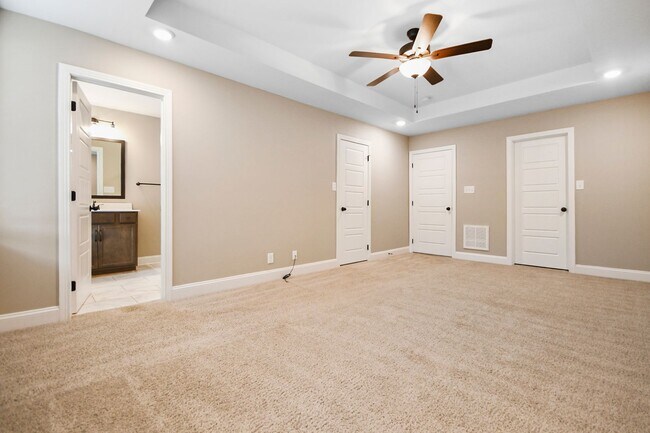 Building Photo - Pet Friendly Three Bedroom!