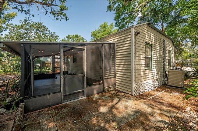 Building Photo - 1211 E Park Cir
