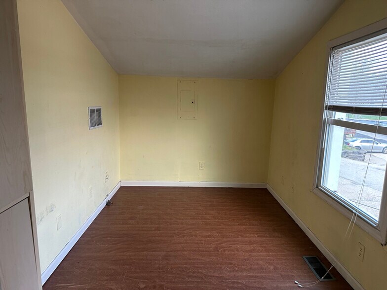 Building Photo - 623 E Lake Ave