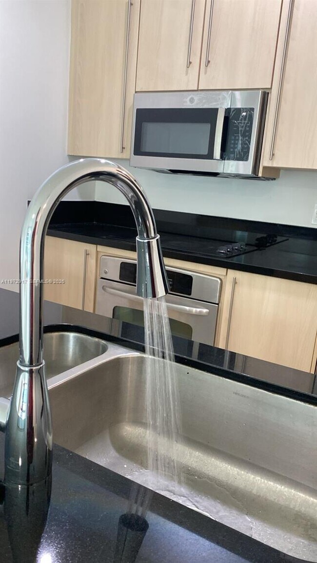 Building Photo - 1111 SW 1st Ave