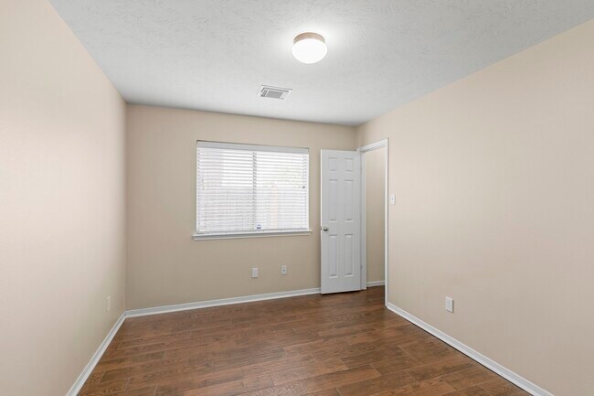 Building Photo - 3403 Cypress Village Dr