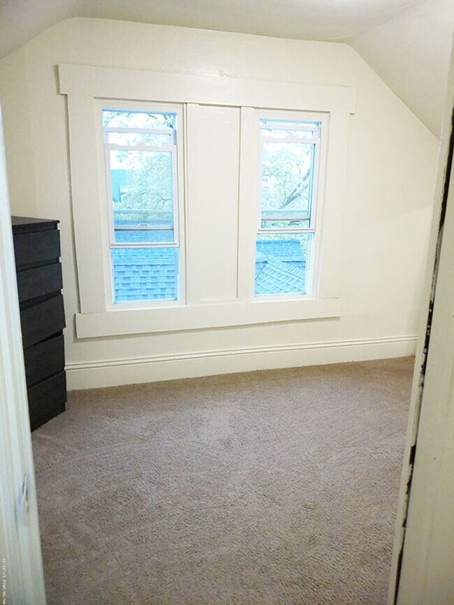 Building Photo - 4 Bedroom Duplex Close to Campus! - 6/1/26