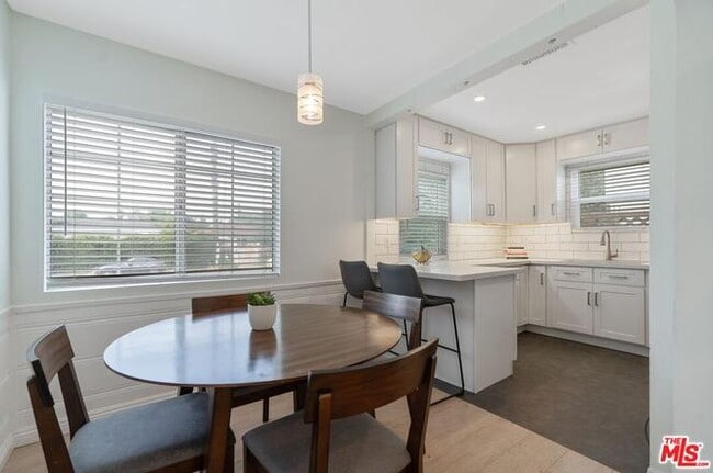 Building Photo - 15220 Morrison St