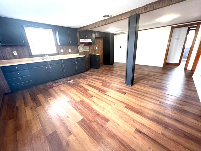 Building Photo - 4 Bedroom 2 Bathroom Home Located in Empor...