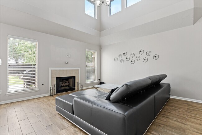 Building Photo - 3323 Ewing Dr
