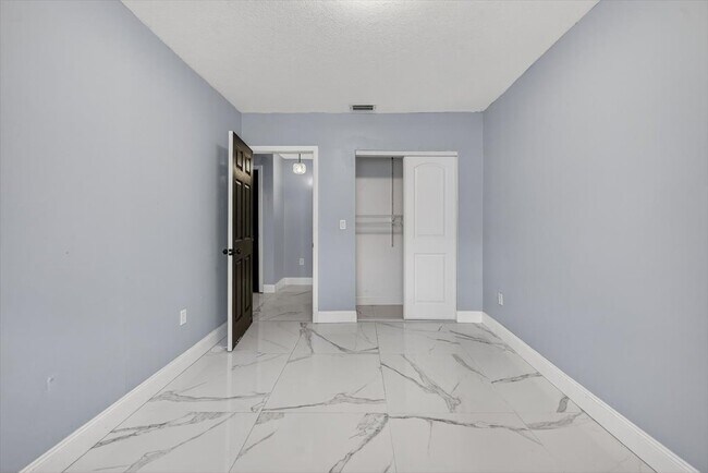 Building Photo - 15775 N Miami Ave