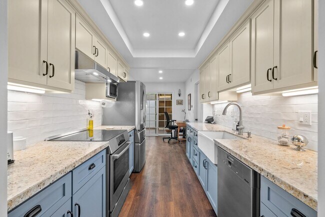 Building Photo - 2.5 Month Furnished Condo at Collwood Manor