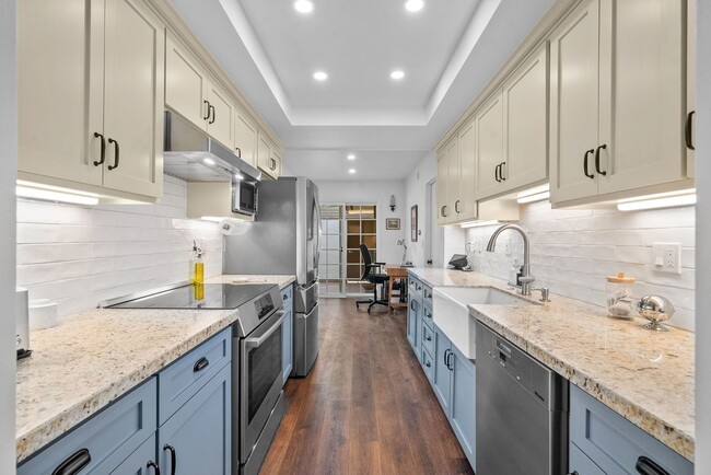 Building Photo - 6 Month Furnished Home at Collwood Manor