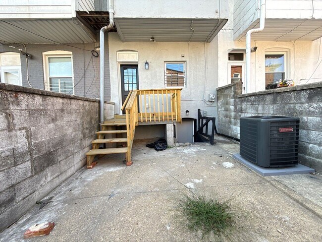 Building Photo - Three Bedroom Home in Baltimore
