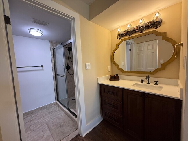 Building Photo - 16206 Glenmoor Dr