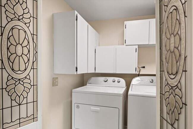 Building Photo - Spacious 3 bed 2.5 bath in Eastgate neighborhood.