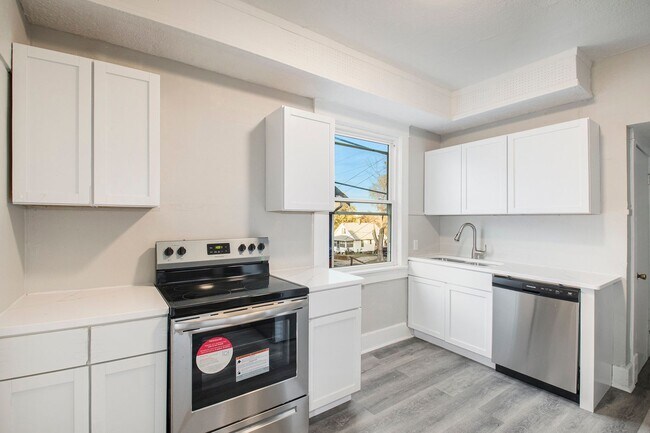 Building Photo - 3 bed/1.5 Bath Single Family Home