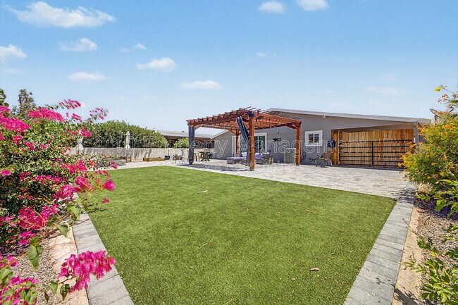 Building Photo - 462 S 80th Pl
