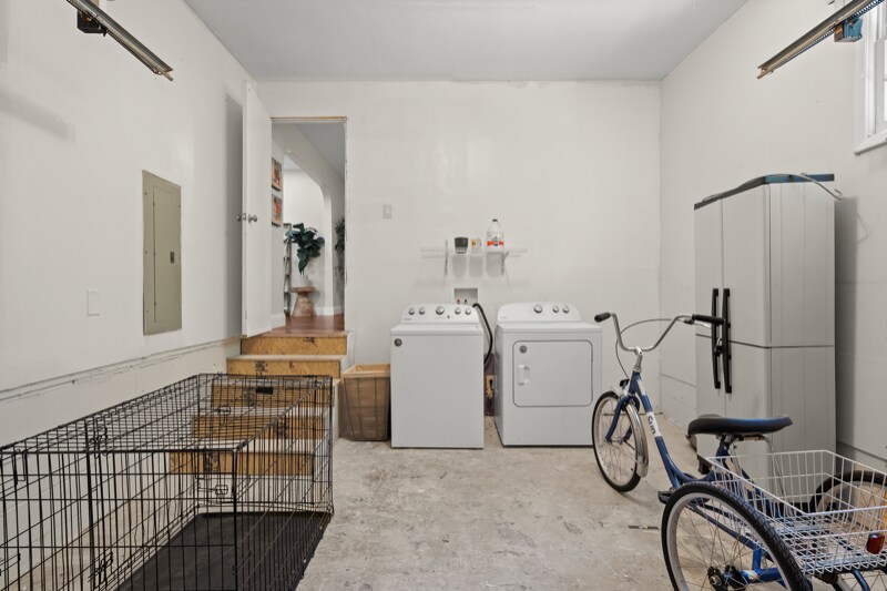 Building Photo - 2611 N Oakridge Cir