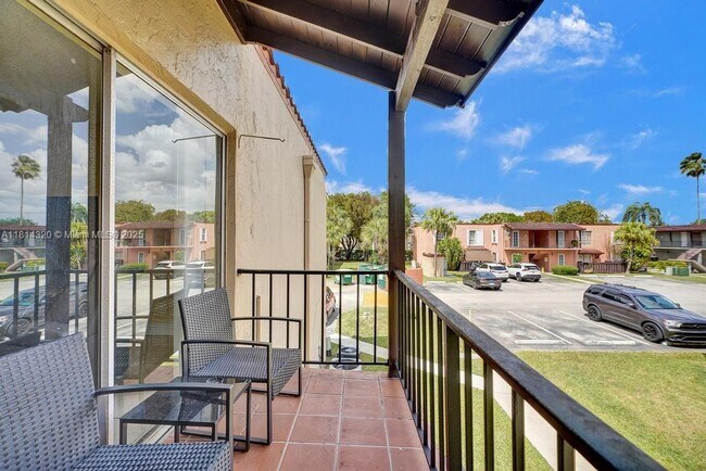 Building Photo - 10804 N Kendall Dr