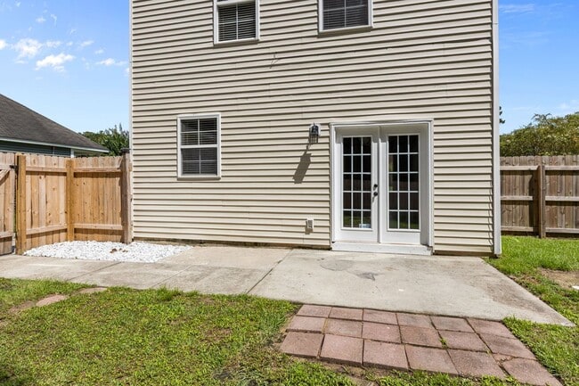 Building Photo - Charming Summerville Rental