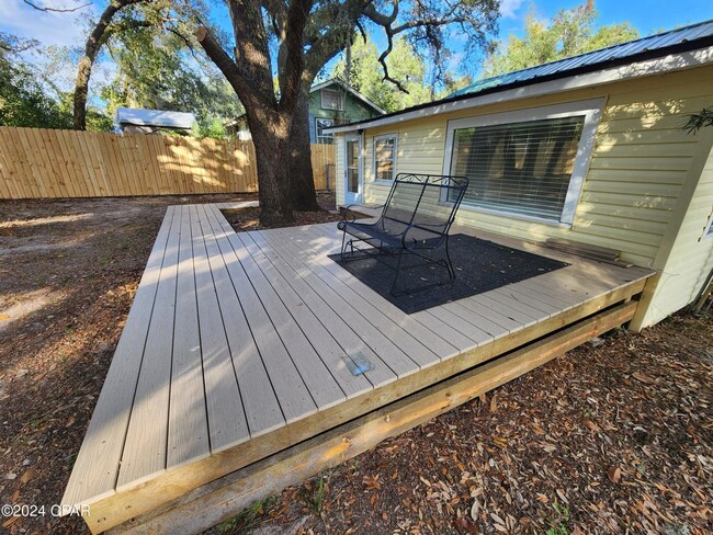 Building Photo - Tiny home vibe on a large private lot!!