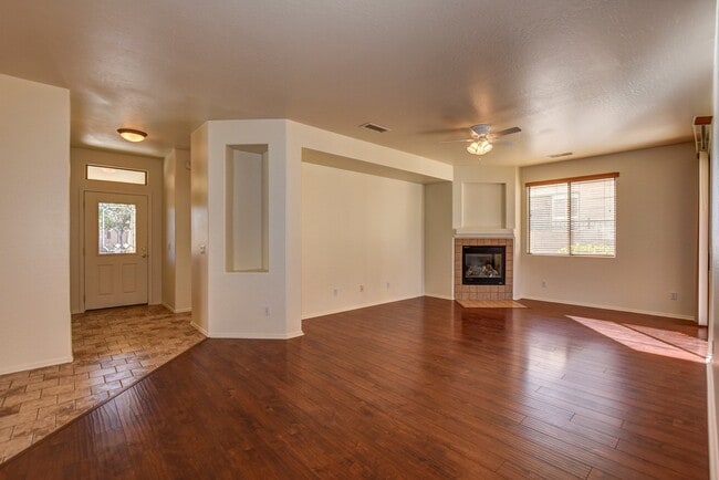 Building Photo - Upgraded 3 bed 2 bath StoneRidge Beauty!