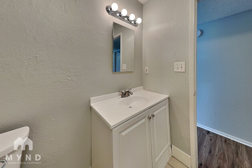 Building Photo - 10716 N Arapaho Dr