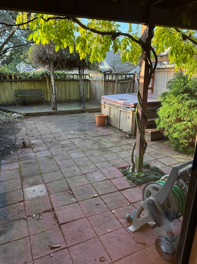 Building Photo - 6547 Greenwood Ave N