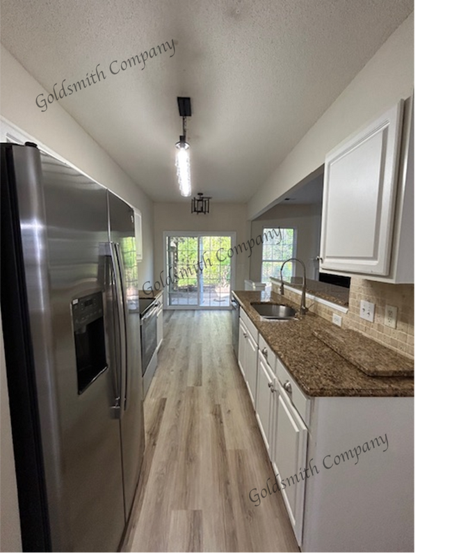 Building Photo - 815 Weybourne Dr