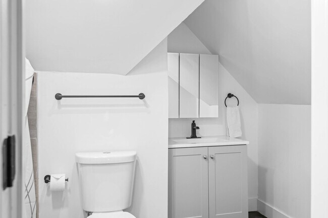 Building Photo - 906 Villa Ave