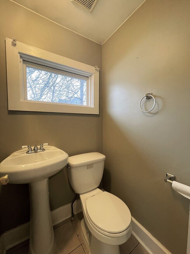 Building Photo - Single Family Home 3 beds 1.5 bath Availab...