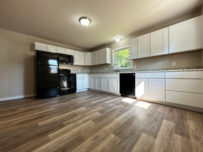 Building Photo - 2 Bedroom with Bonus Room Near Fairgrounds