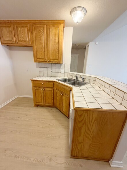 Kitchen - 307 Sunset Blvd
