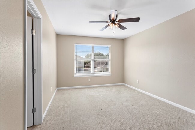 Building Photo - 838 Royal George Ln