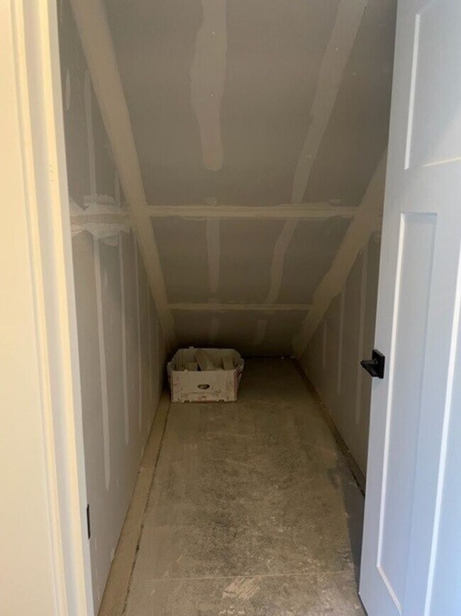 Building Photo - Townhouse For Lease