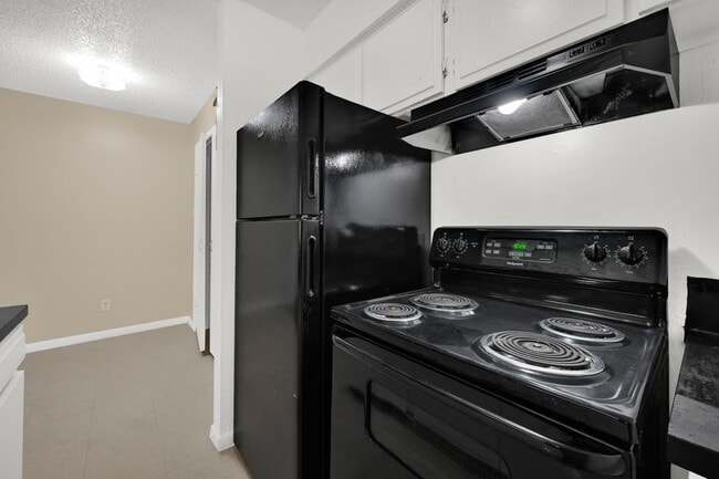 Building Photo - Make this charming studio your new home!