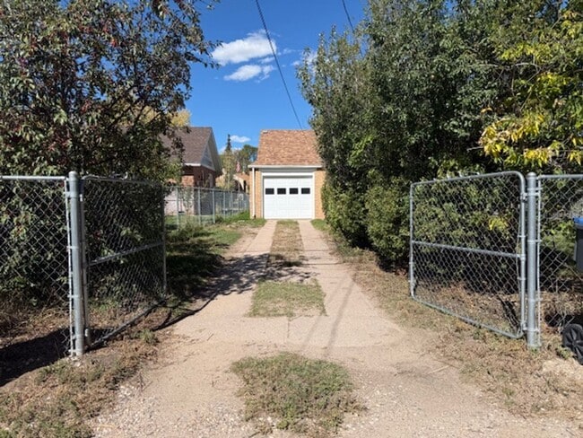 Building Photo - House For Lease