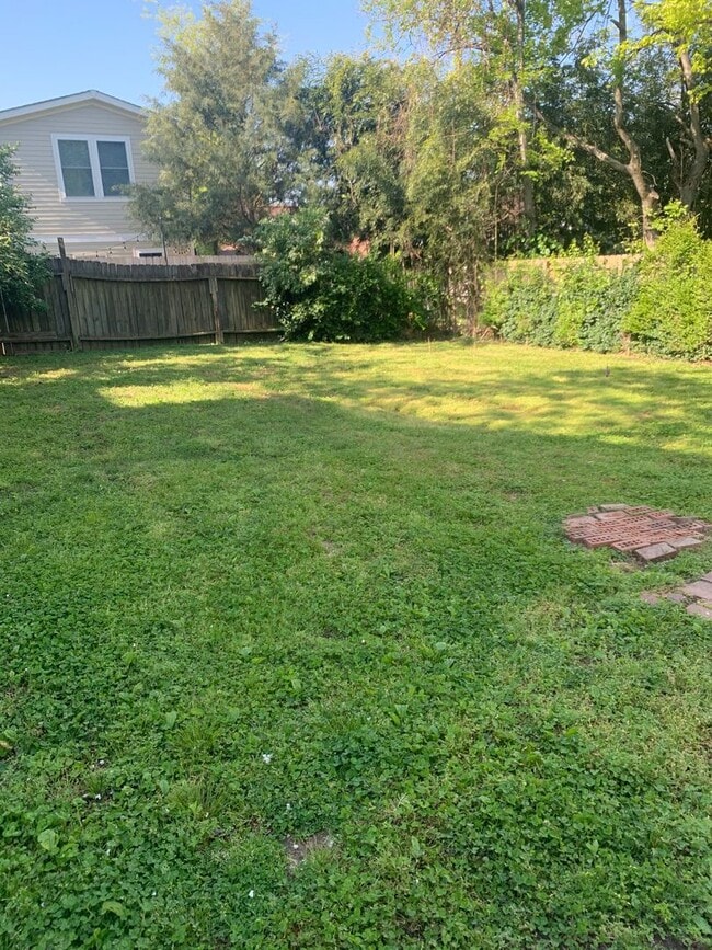 Building Photo - Cozy 2 Bed/ 1 Bath Home with Large Sun Room and Fenced Yard in Sylvan Park, Pet Friendly....