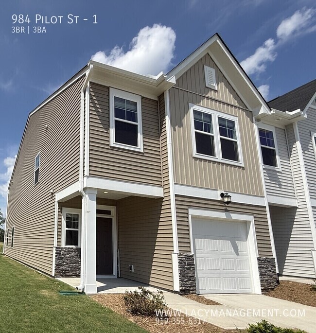Building Photo - 984 Pilot St