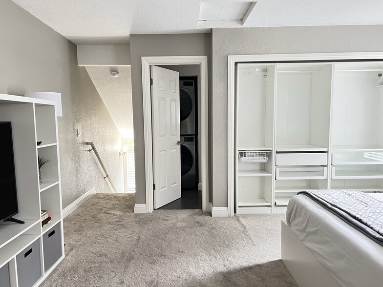 Upstairs primary suite and full bath - 1905 Windmill Cir