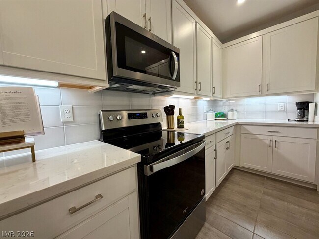 Building Photo - 802 Royal Beekman St