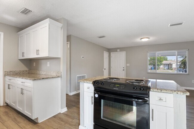 Building Photo - Beautifully renovated 4bdrm/2bath home wit...