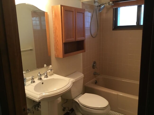 Building Photo - 850 Twin Oaks Dr