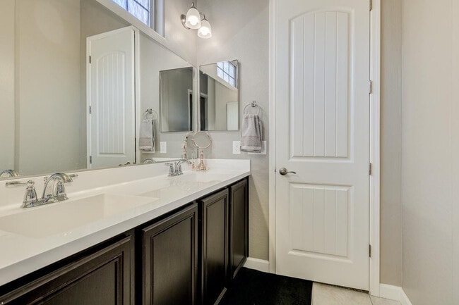 Building Photo - 1367 S Country Club Dr