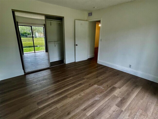 Building Photo - 10874 Royal Palm Blvd