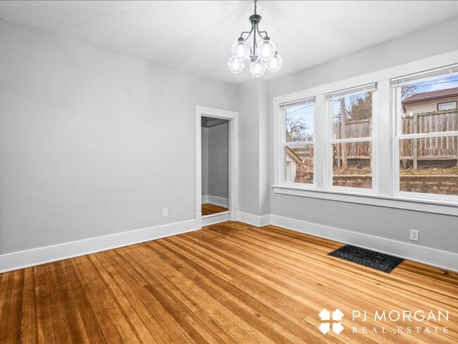Building Photo - 3 bedroom 2 bath house in midtown! RENTAL ...