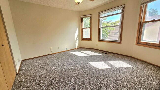 Building Photo - "Charming 3-Bedroom Retreat with 1200 Sq Ft of Comfort in Harrison Neighborhood in Minneapolis!"