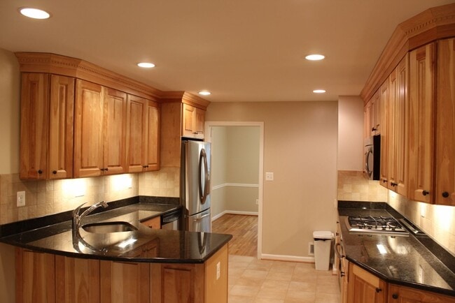 Building Photo - Beautiful 3 bed 2.5 Bath End Unit Brick To...