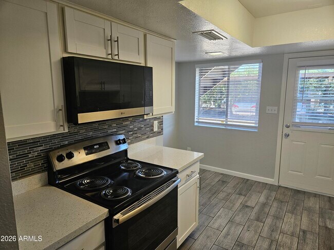 Building Photo - 3818 E Earll Dr